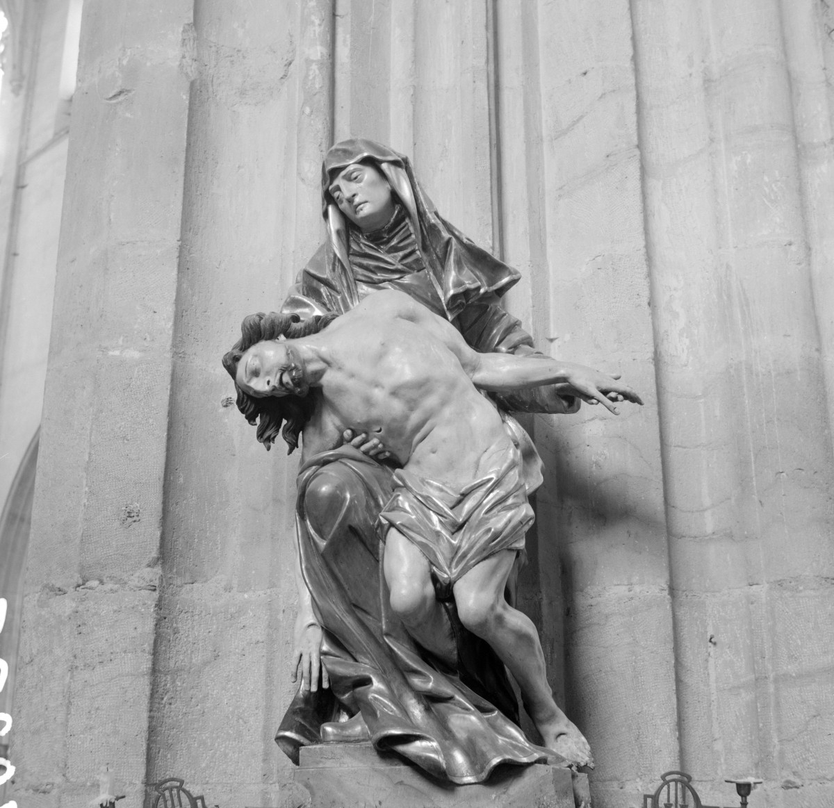 kościół pod wezwaniem św. św. Apostołów Piotra i Pawła - wnętrze: pieta, skan 1