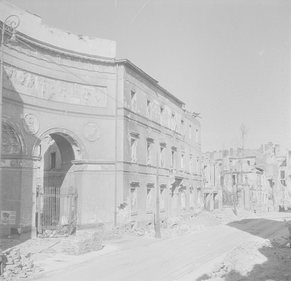 Pałac Paca - fragment bramy pałacowej i elewacja budynku., skan 1