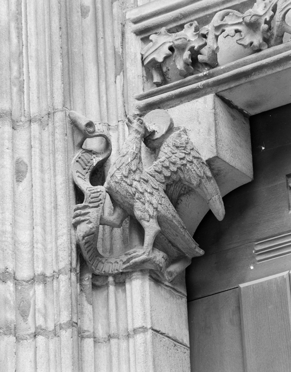 katedra św. Stanisława i św. Wacława - elewacja zach, detal portalu, skan 1