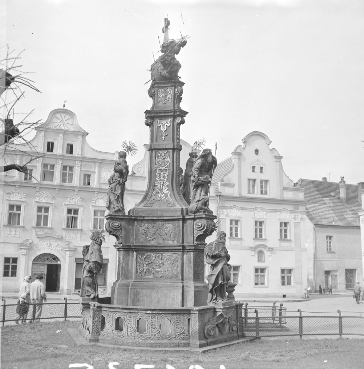 Zabudowa miejska na rynku. Pierzeja. Elewacja kamienicy. Figura, pomnik świętej Trójcy., skan 1
