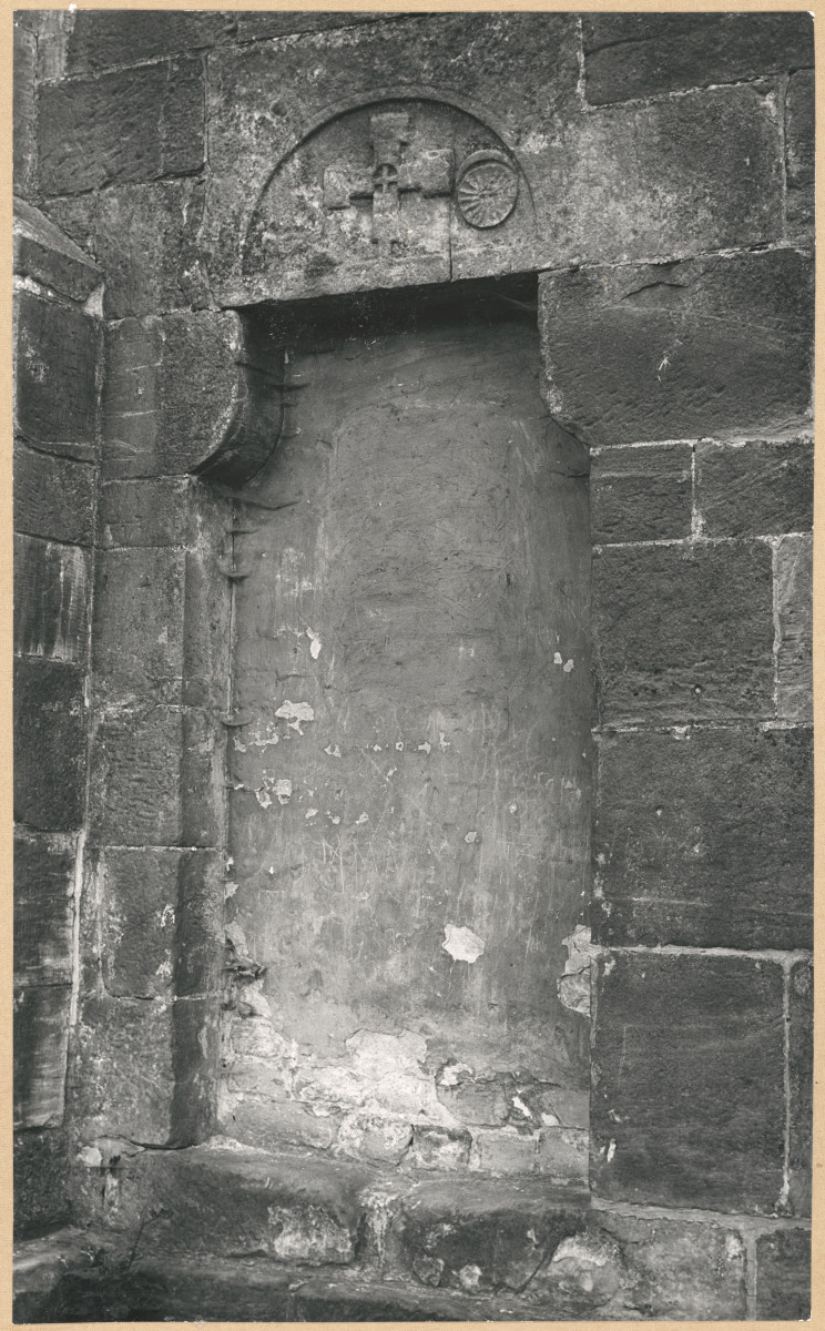 Zespół opactwa cystersów - fragment fasady kościoła, widok na romański portal , skan 1