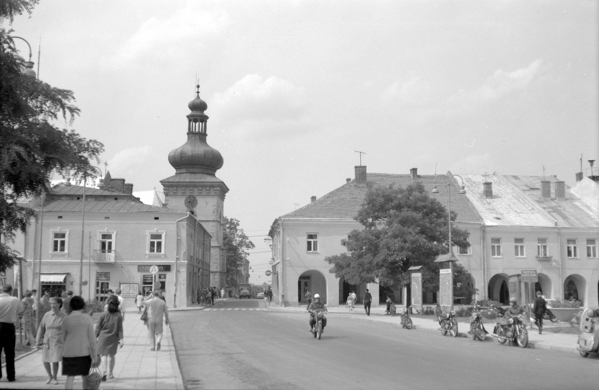 Pierzeja rynku część środkowa z widoczną Wieżą Farną., skan 1