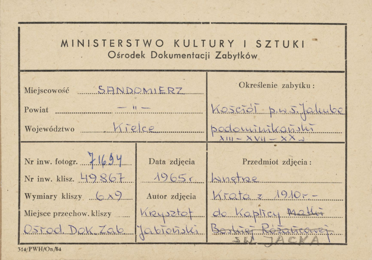  Zespół klasztorny Dominikanów - kościół, wnętrze, widok kraty w wejściu do kaplicy św. Jacka - metryczka, skan 1