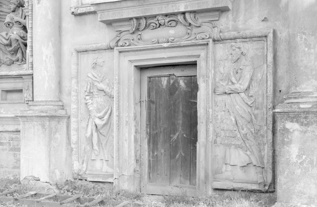 domek Loretański 1634-38 - elewacja południowa, portal z płaskorzeźbami, skan 1