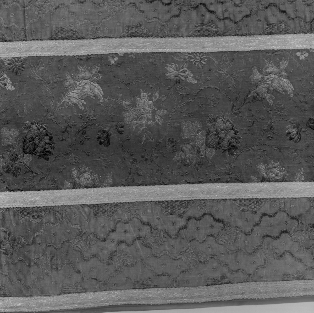 Skarbiec Katedralny - Ornat. Francja 1765-75. Haft Polski. Fragment kolumny i boków., skan 1