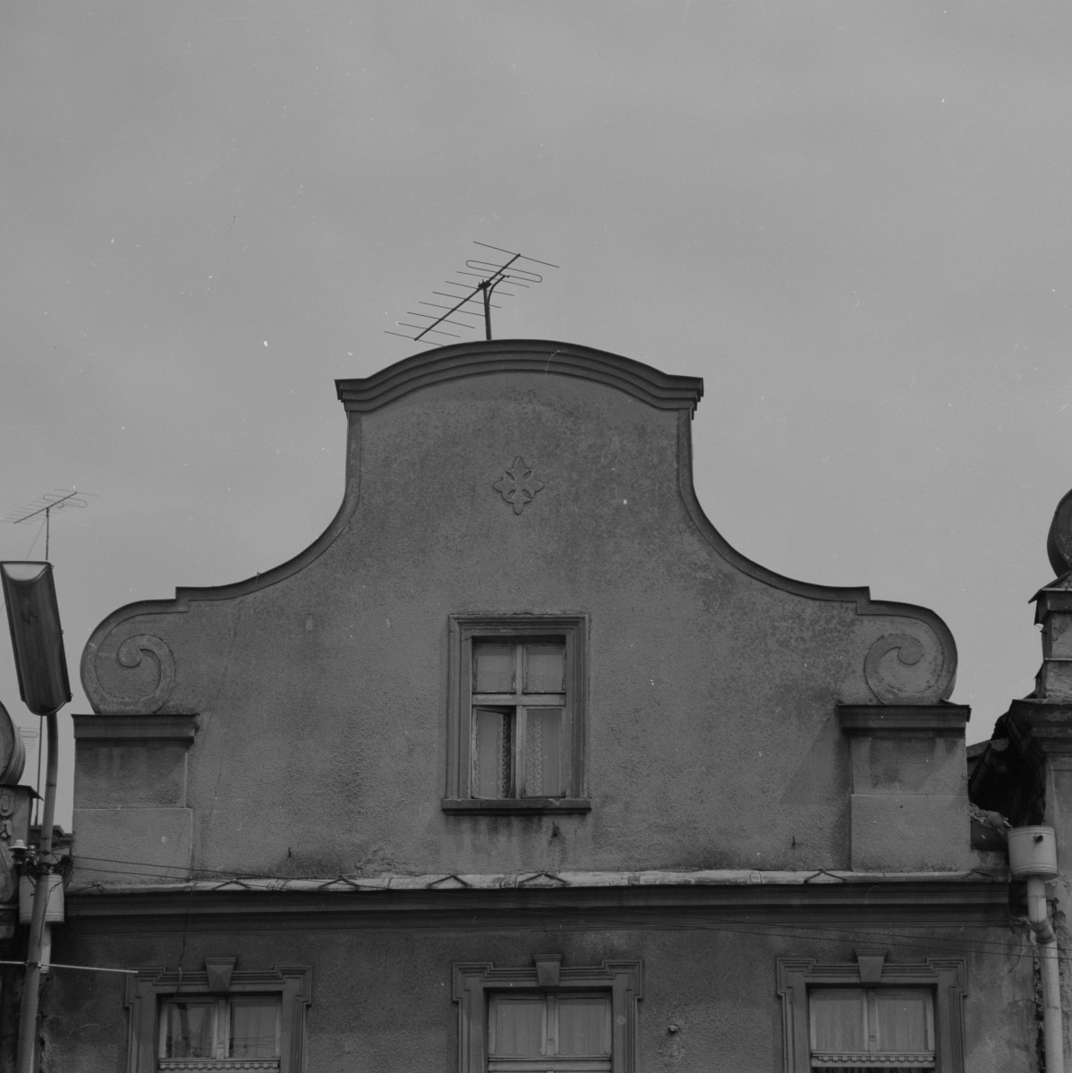 dom mieszkalny - elewacja frontowa - fragment - szczyt, skan 1