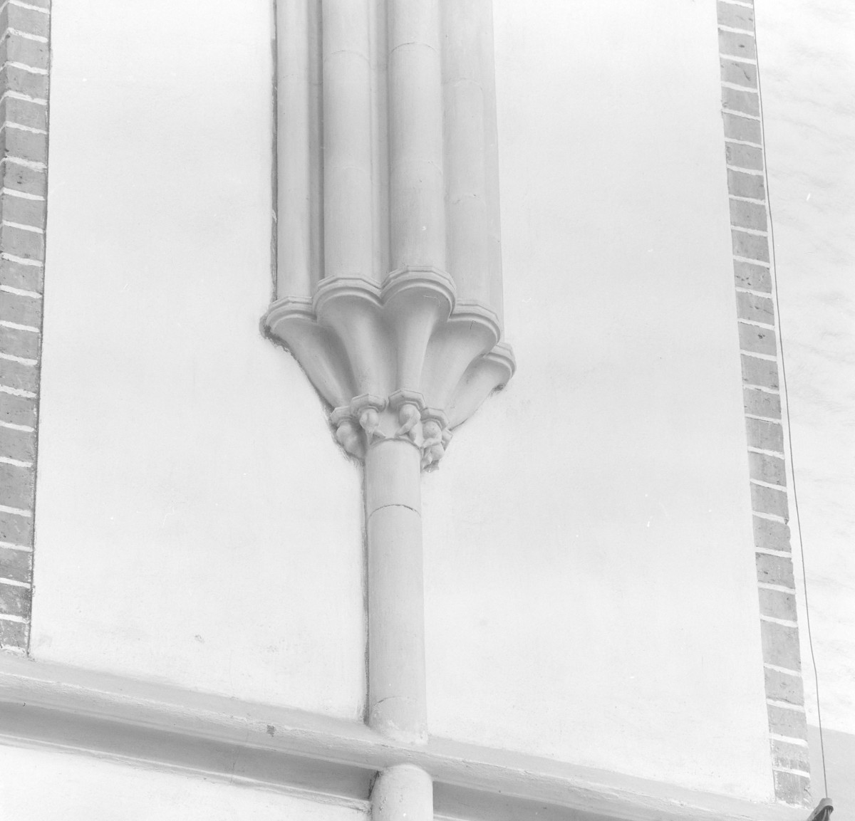 Kościół św. Wojciecha - wnętrze. Służka sklepienia przy prezbiterium., skan 1