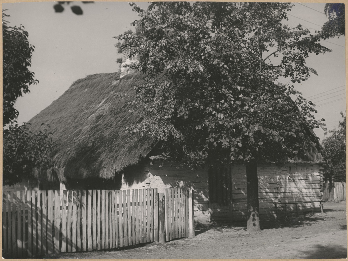 Chałupa drewniana - widok od strony szczytu, skan 1