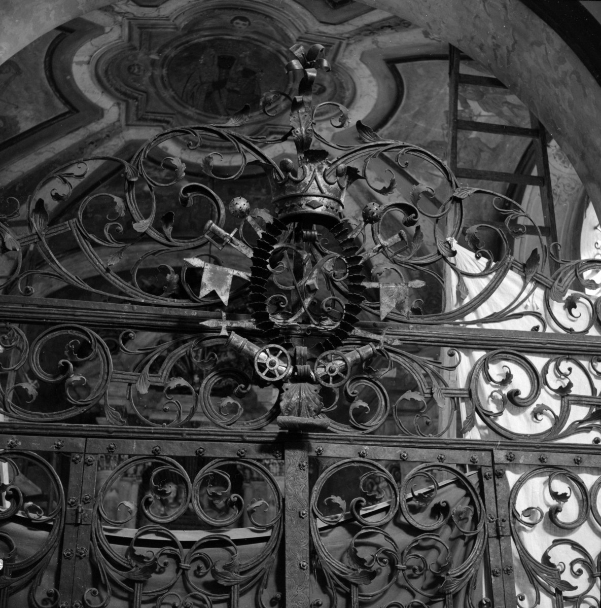 kościół św. Józefa i św. Piotra - krata do kaplicy, detale, skan 1