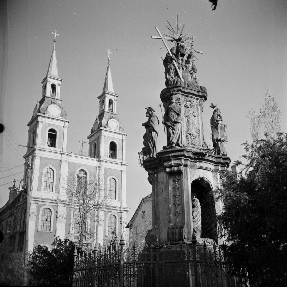 kościół Podwyższenia Krzyża Świętego i figura, skan 1