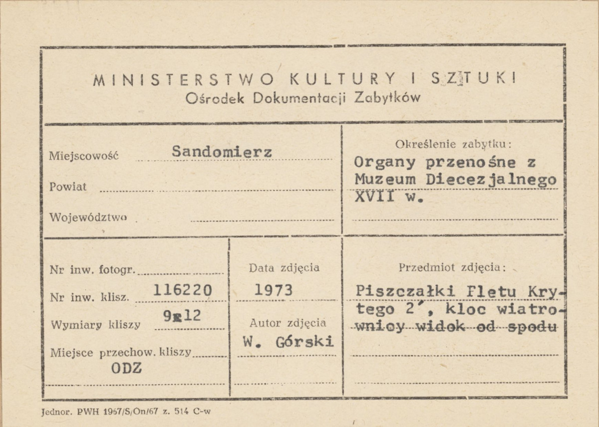 Muzeum Diecezjalne - organy przenośne, fragment wnętrza, widok na wiatrownicę i piszczałki - metryczka, skan 1