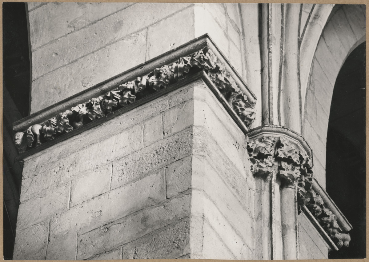  Katedra - wnętrze, widok na gzyms filaru międzynawowego i głowicę służki , skan 1