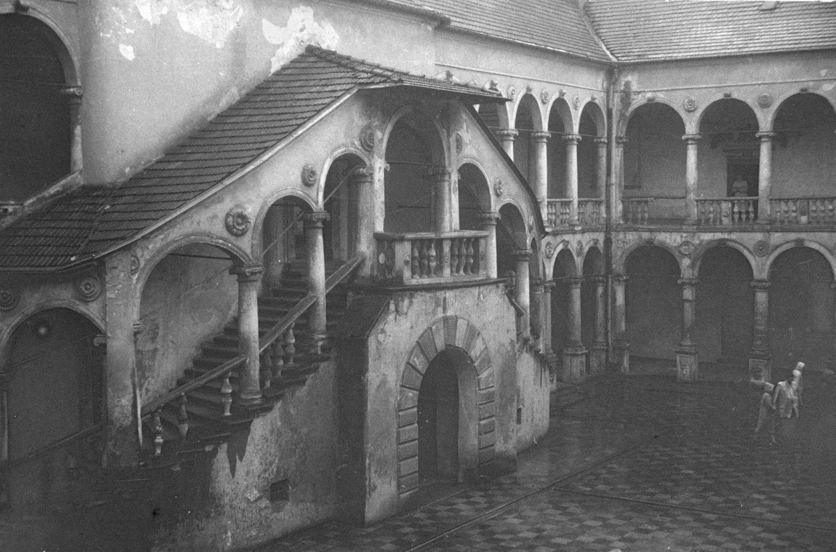 zamek - maszkaron z kolumny, skan 1