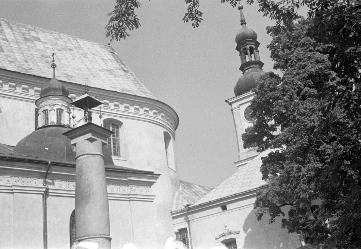 klasztor - kolumna z Chrystusem Frasobliwym i elewacja budynków, skan 1