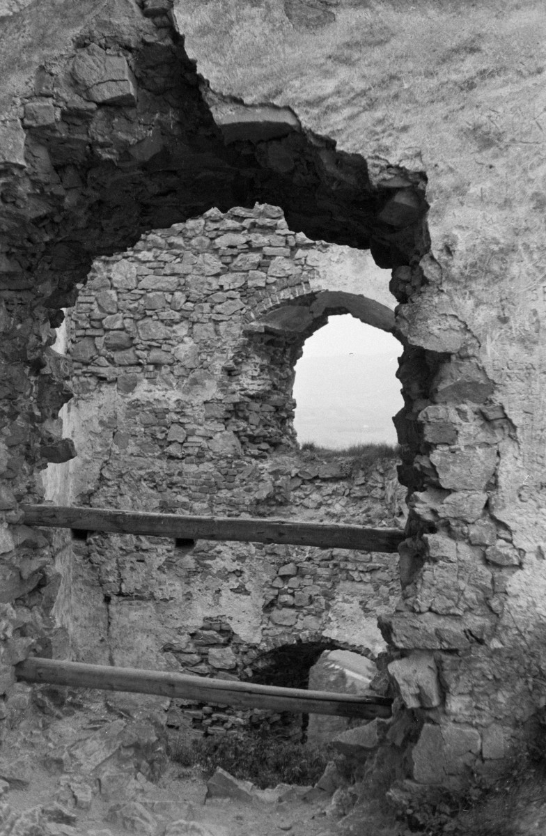 zamek królewski - fragment murów, skan 1