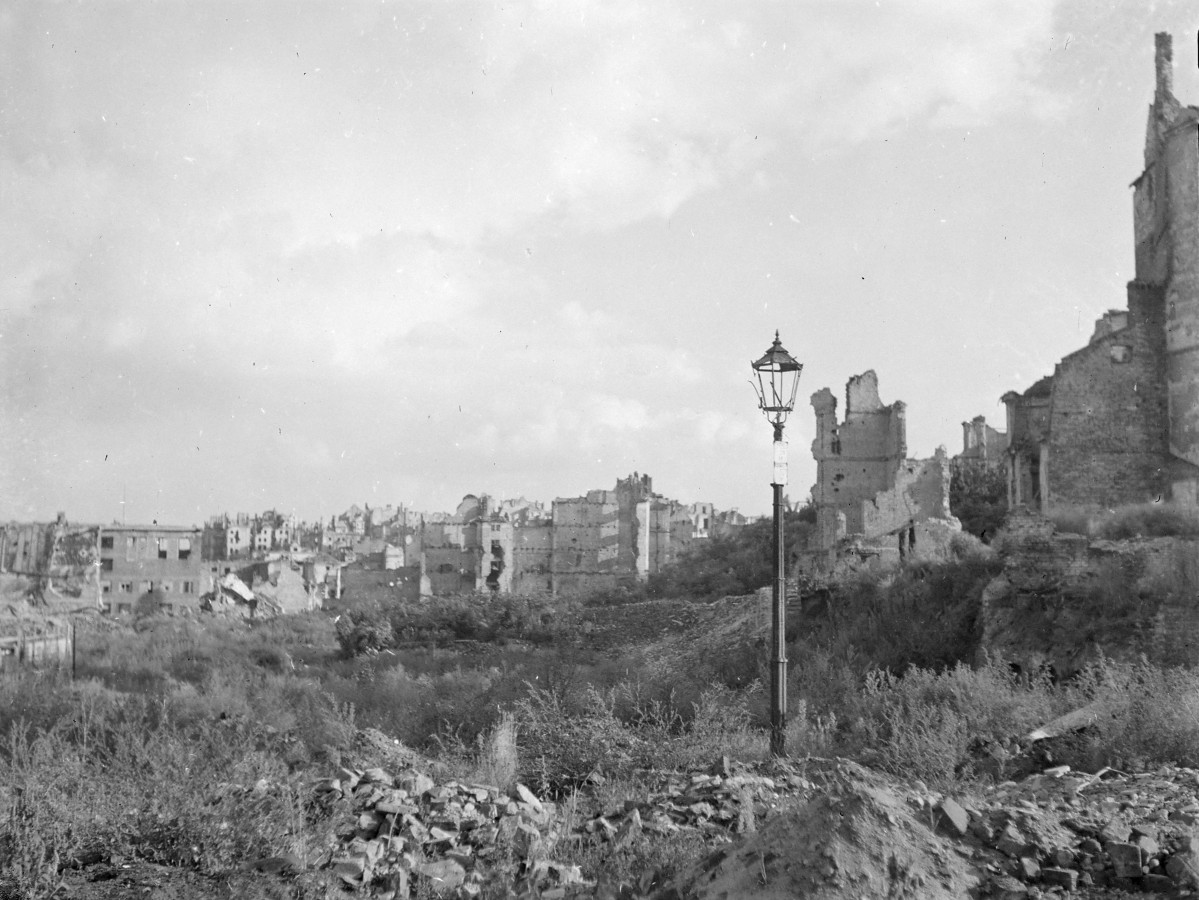 Ruiny zabudowy miejskiej w kierunku Powiśla., skan 1