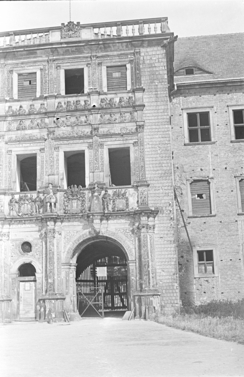 portal, zamek piastów śląskich w Brzegu, skan 1