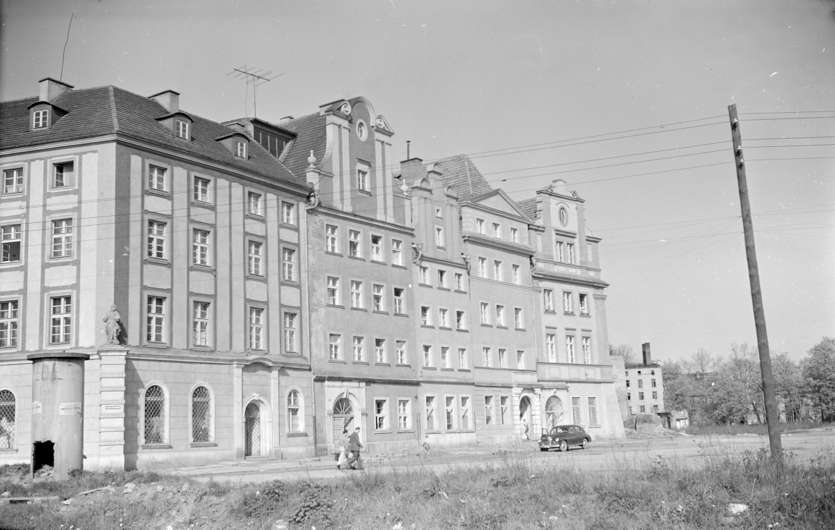 Rynek - pierzeja zabudowy miejskie. Renesansowa elewacja., skan 1