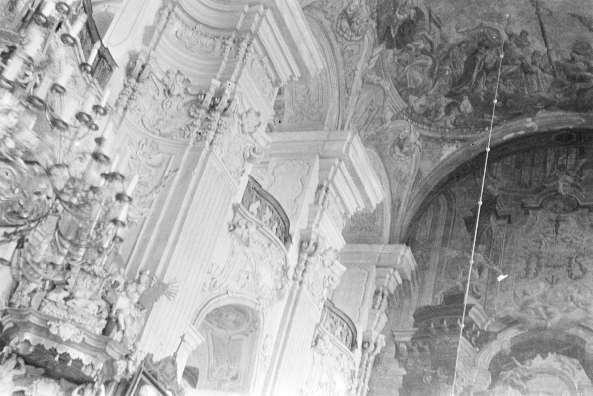 kościół klasztorny jezuitów, ob. parafialny pw. Świętego Krzyża - wnętrze, skan 1