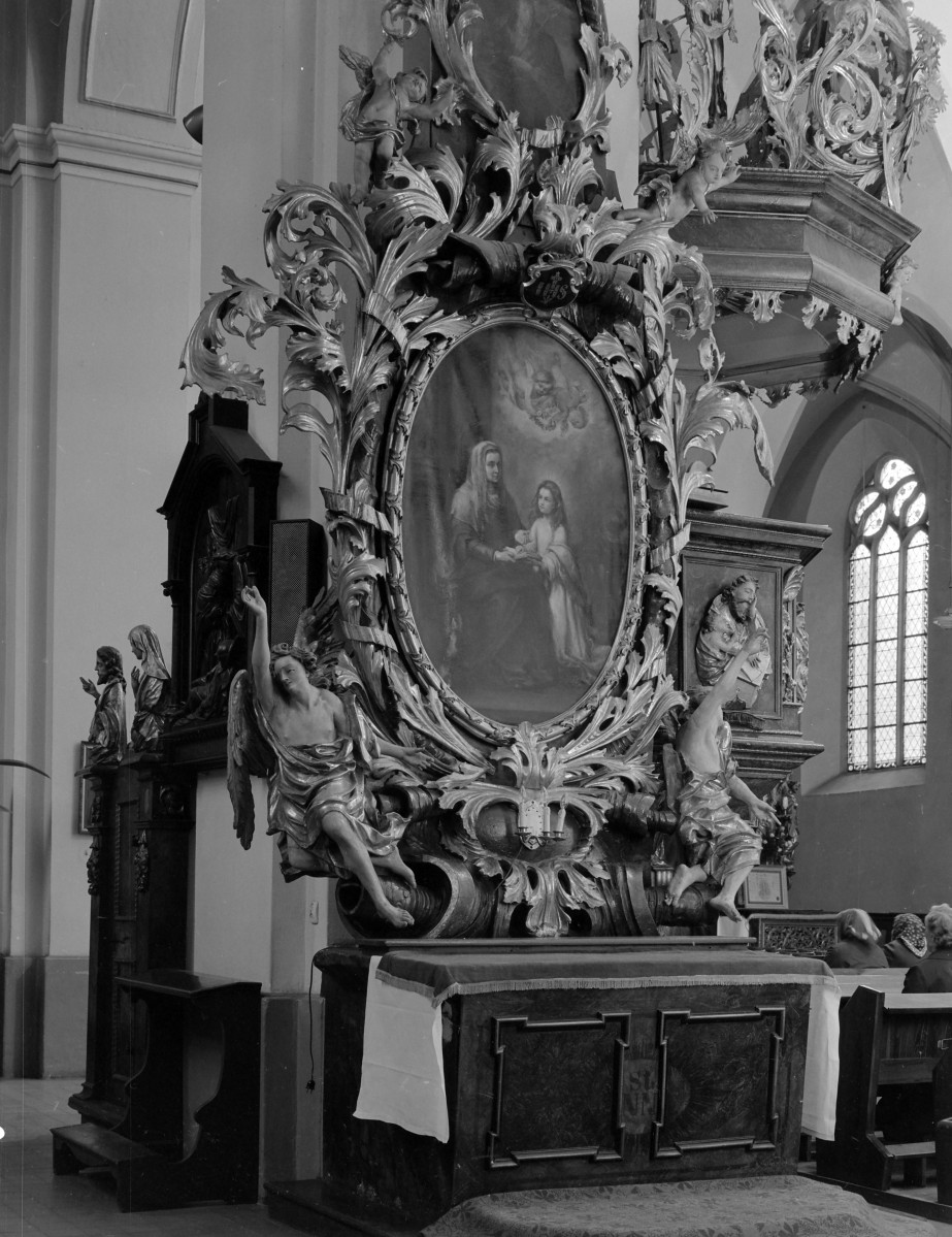 Kościół parafialny pw. Wniebowzięcia NMP i św. Mikołaja - ołtarz boczny św. Anny, fragment ambony, skan 1