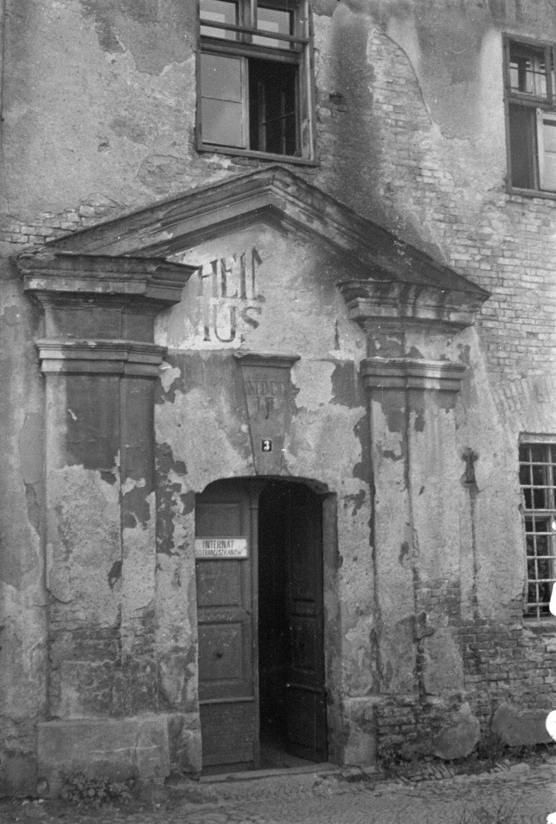 klasztor oo Franciszkanów - portal, skan 1