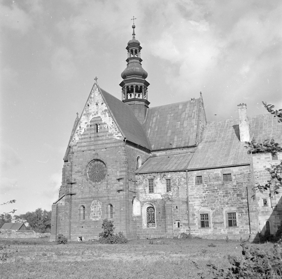 kościół cystersów św. Floriana - elewacja i szczyt, skan 1