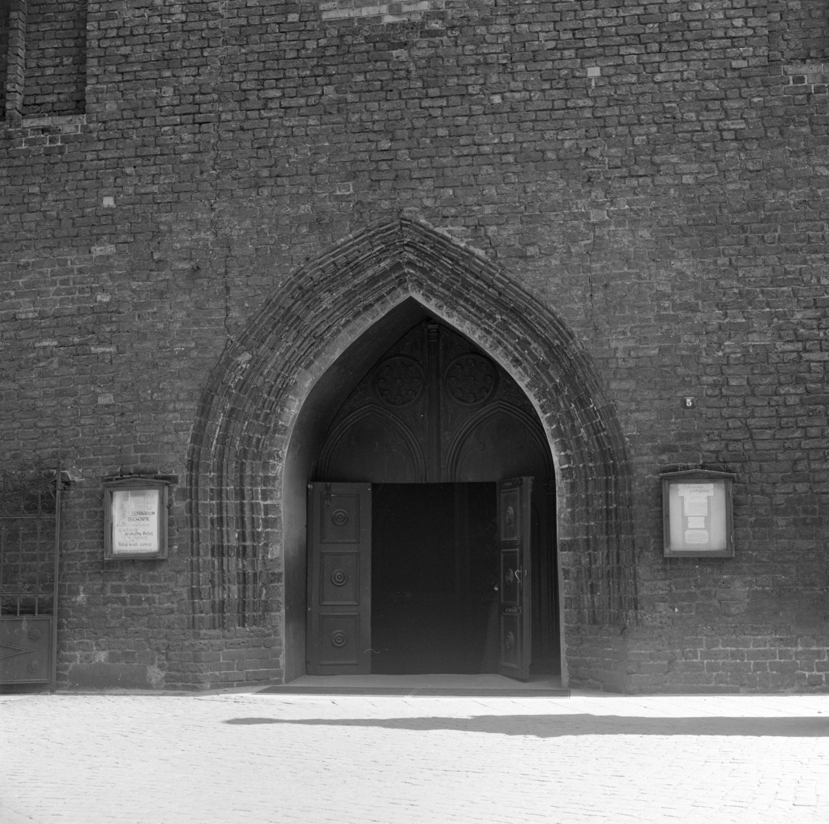 katedra św. Mikołaja Biskupa - portal, skan 1