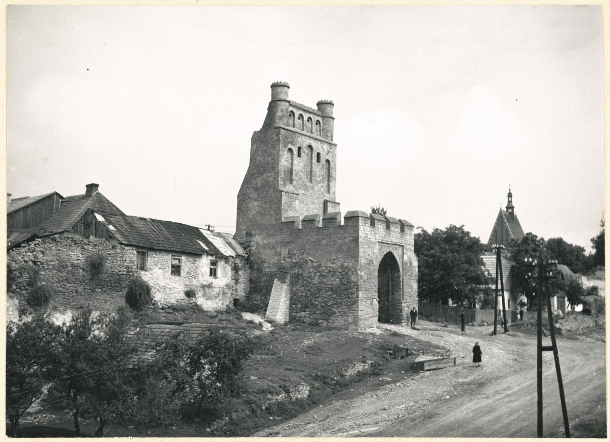 Brama Krakowska - widok ogólny od strony płd. - zach. wraz z sąsiednią zabudową , skan 1