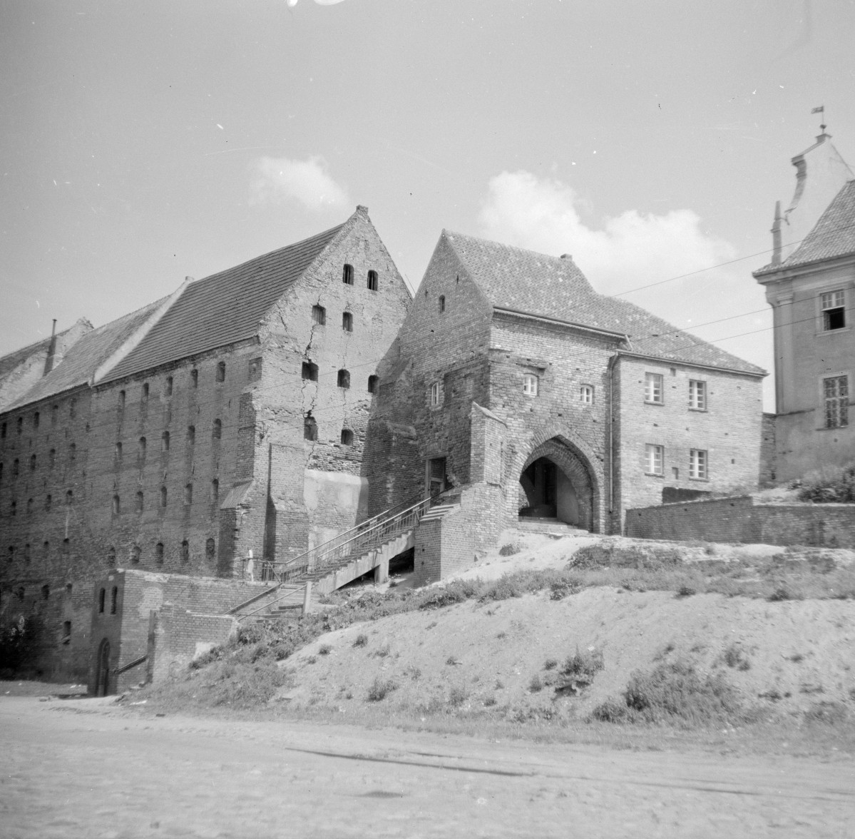 Brama Wodna z pozostałości obwarowań miejskich - widok ogólny, skan 1