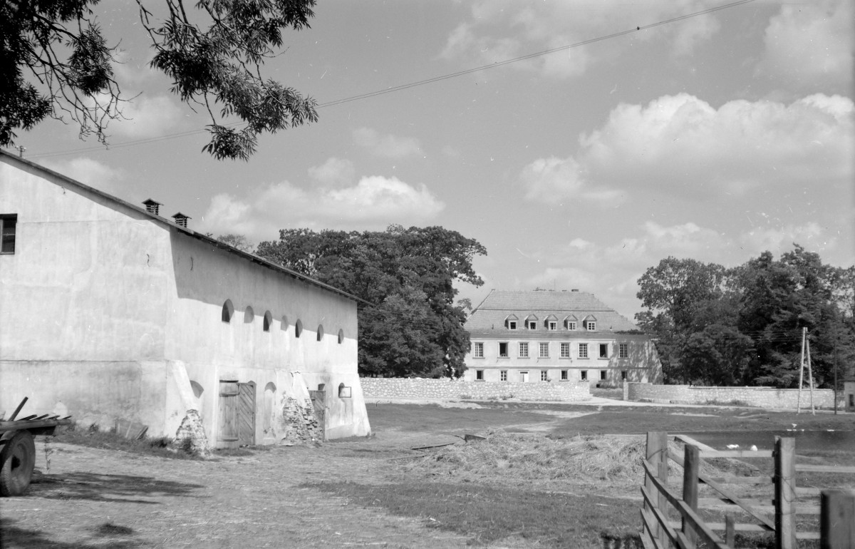 dwór i budynkek gospodarczy - widok od południa, skan 1