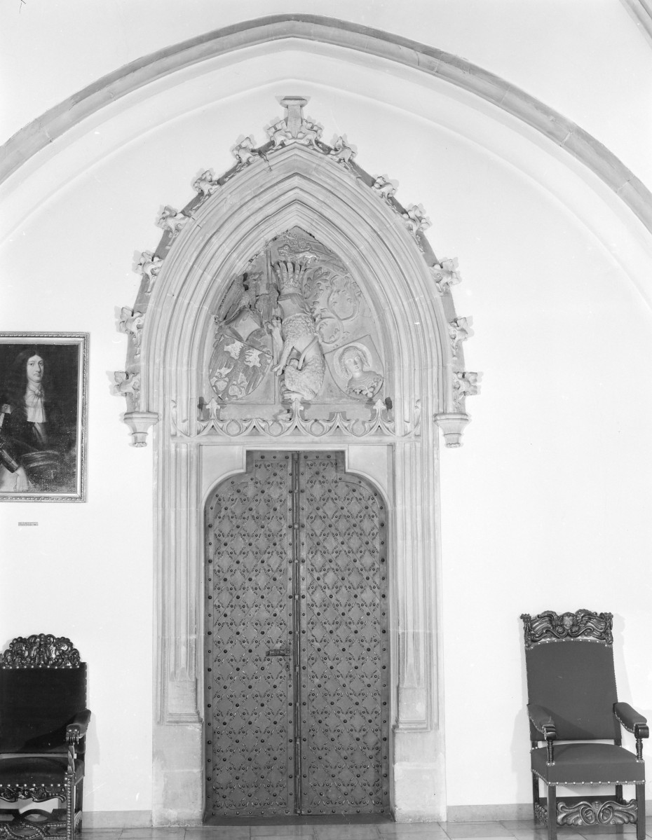 Stary Ratusz - portal wschodni z 2 połowy XV w. z tympanonem oraz kartuszem, skan 1