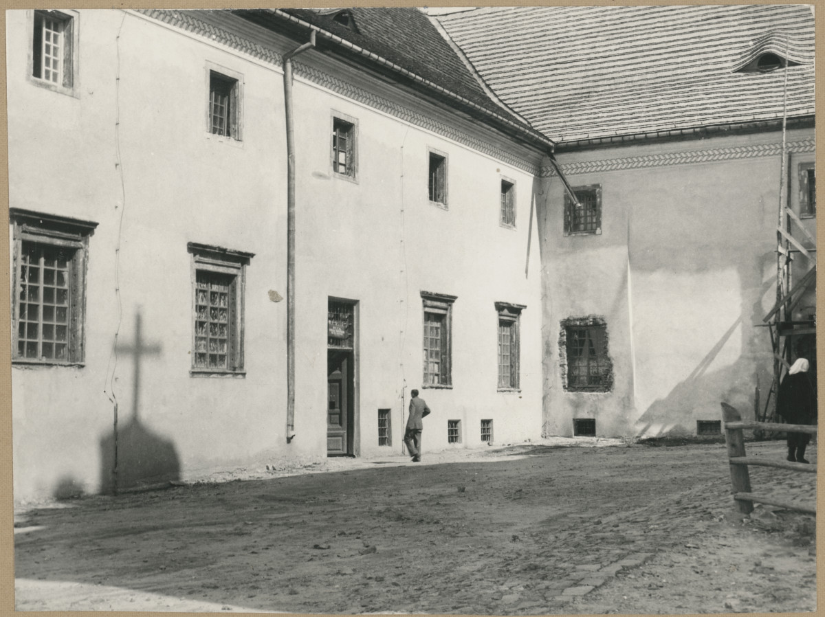 Zespół klasztorny na Świętym Krzyżu - zach. skrzydło klasztoru, widok od strony płd. - wsch. na elewację wsch. i płd.    , skan 1