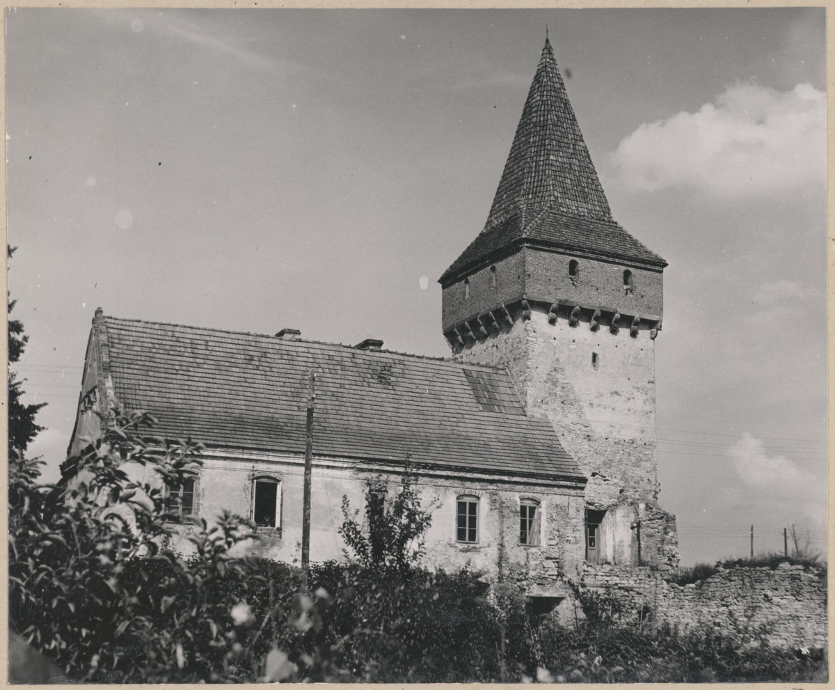 Zespół opactwa cystersów - widok od strony płd. - zach. na arsenał i wieżę Opacką, skan 1