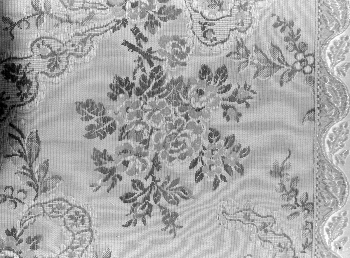 Kościół św. Karola Boromeusza - Ornat. Francja. 1765 - 78. Haft Polski XVIII. Fragment raportu wzoru tkaniny kolumny., skan 1