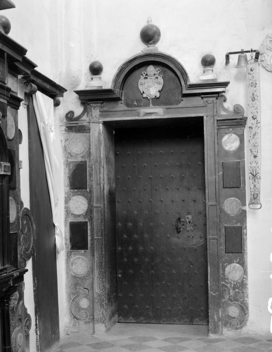 kościół M.B. Królowej - portal do zakrystii, skan 1