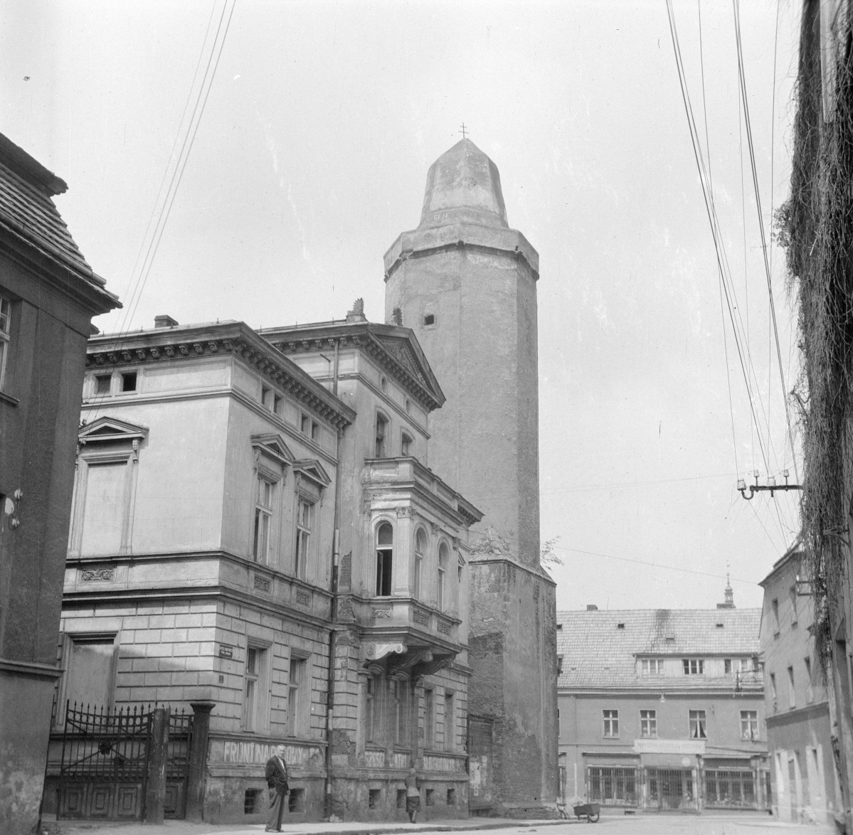 mury miejskie - Wieża Strzegomska - widok od południowego zachodu, skan 1