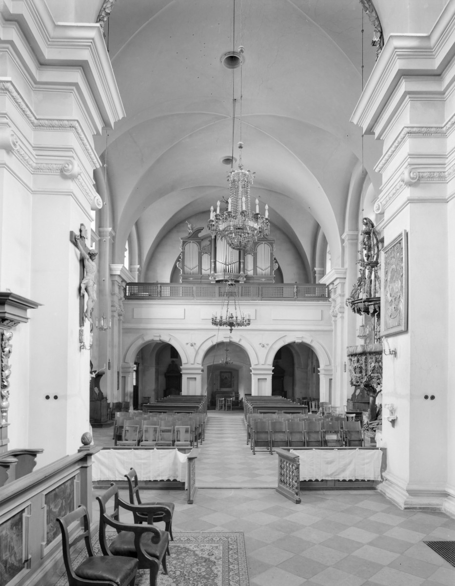 kościół pobenedyktyński pw. św. Michała Archanioła - wnętrze: widok ogólny w kierunku chóru muzycznego, skan 1