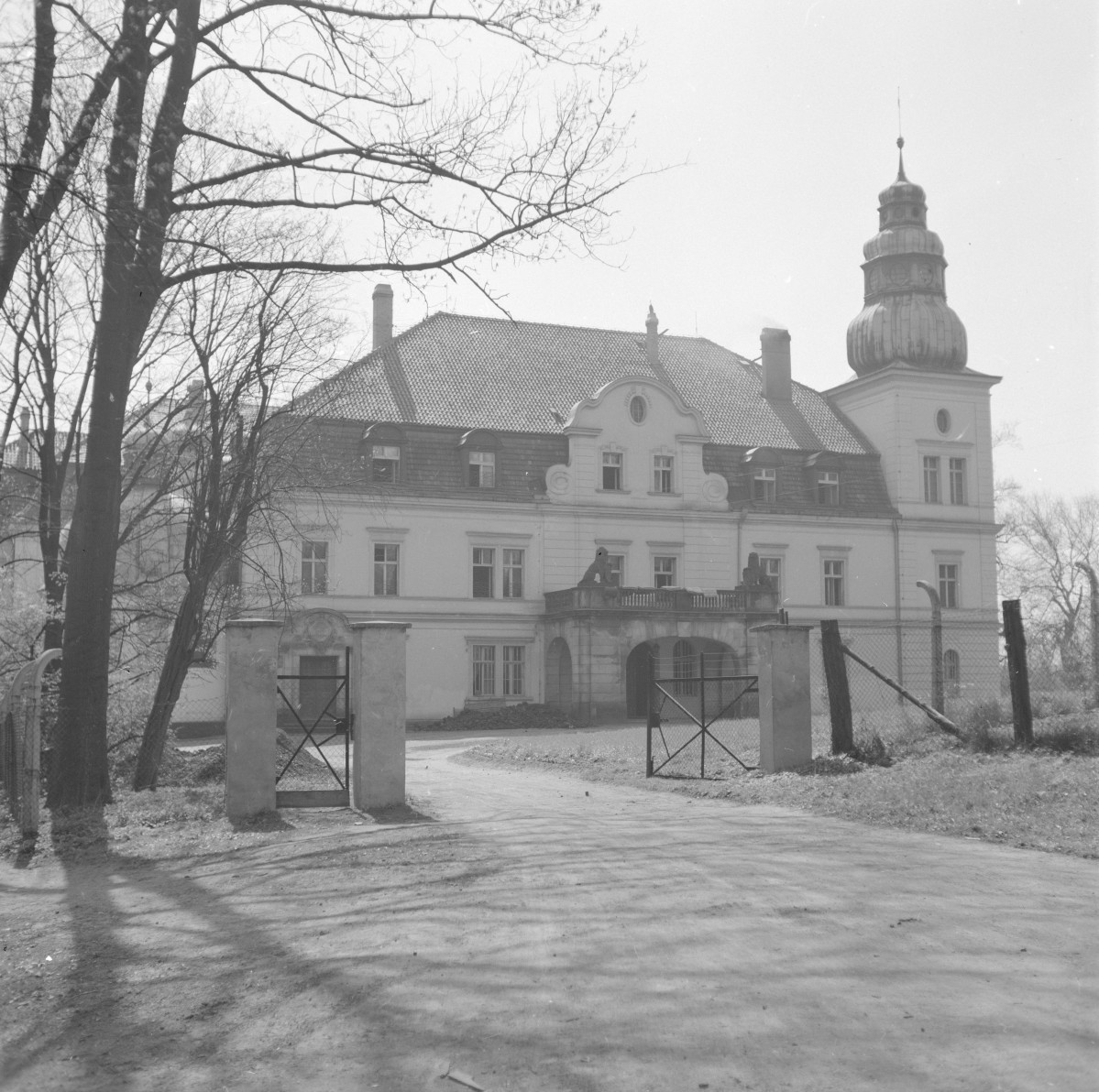 pałac von Strachwitzów - elewacja północna /frontowa/, skan 1