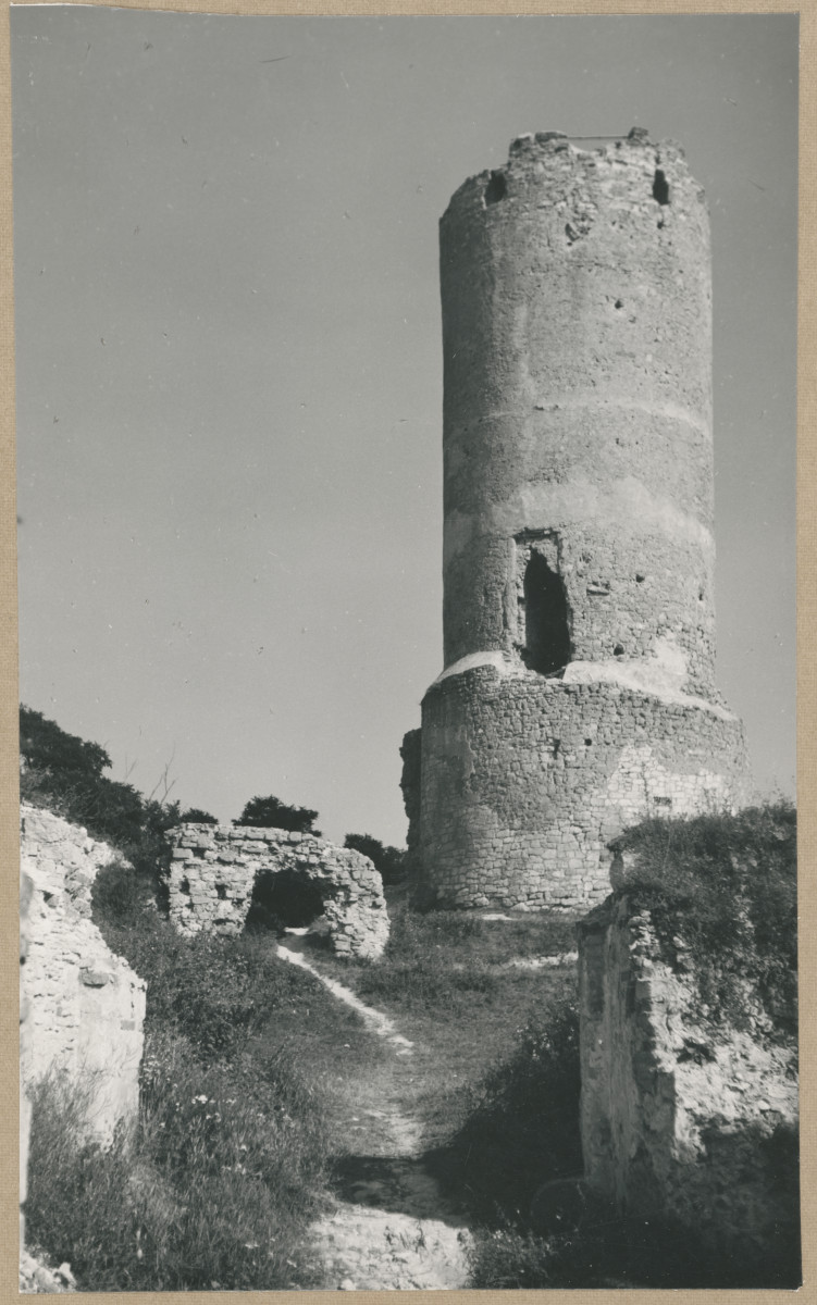 Ruiny zamku - widok na basztę i fragment murów , skan 1