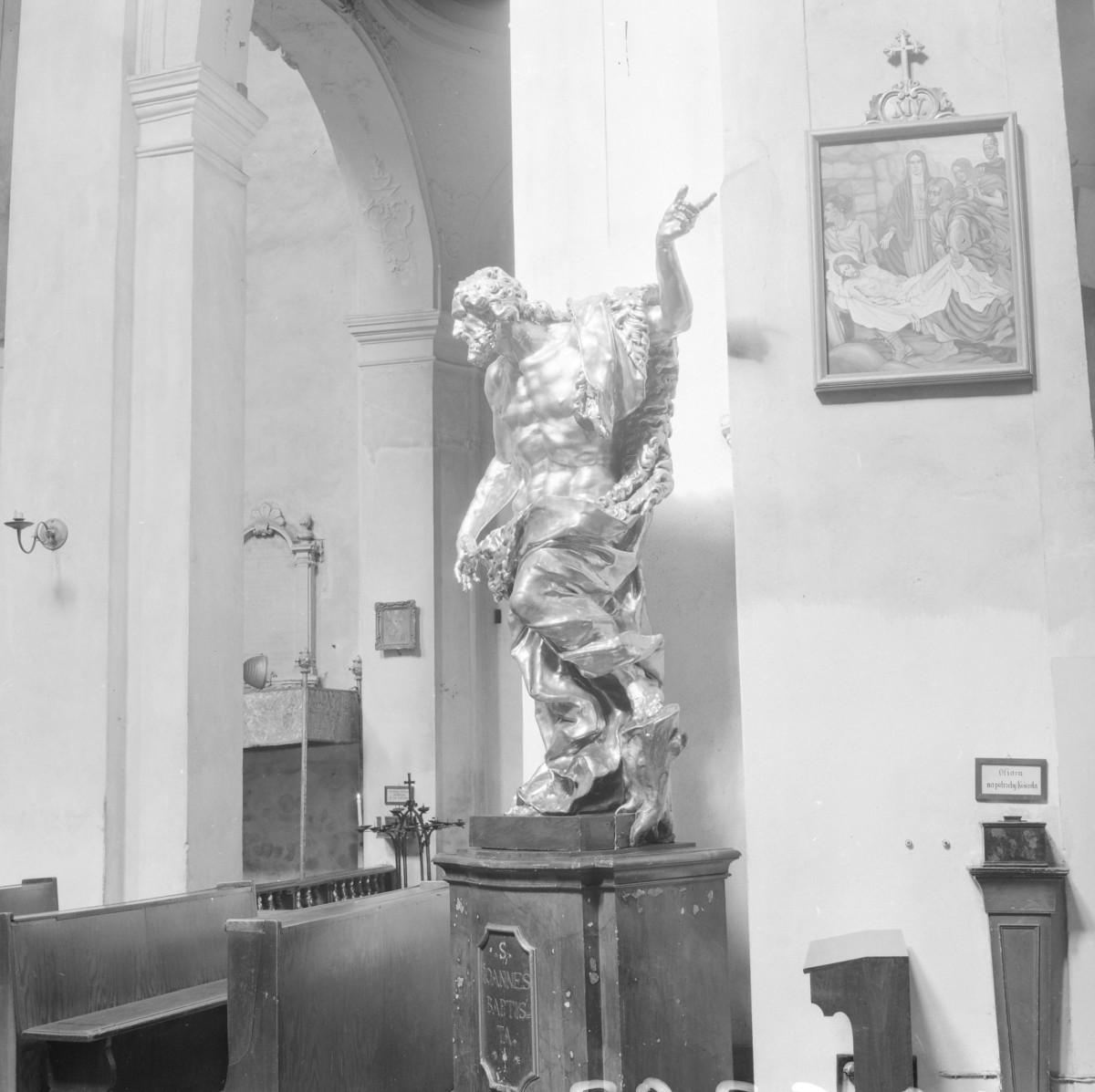Kościół św. Stanisława, św. Doroty i św. Wacława - wnętrze. Rzeźba św. Jana Chrzciciela., skan 1