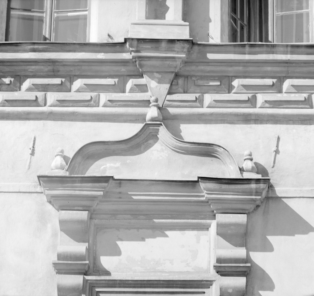 Ratusz - okno z naczółkiem w kształcie oślego grzebietu, skan 1