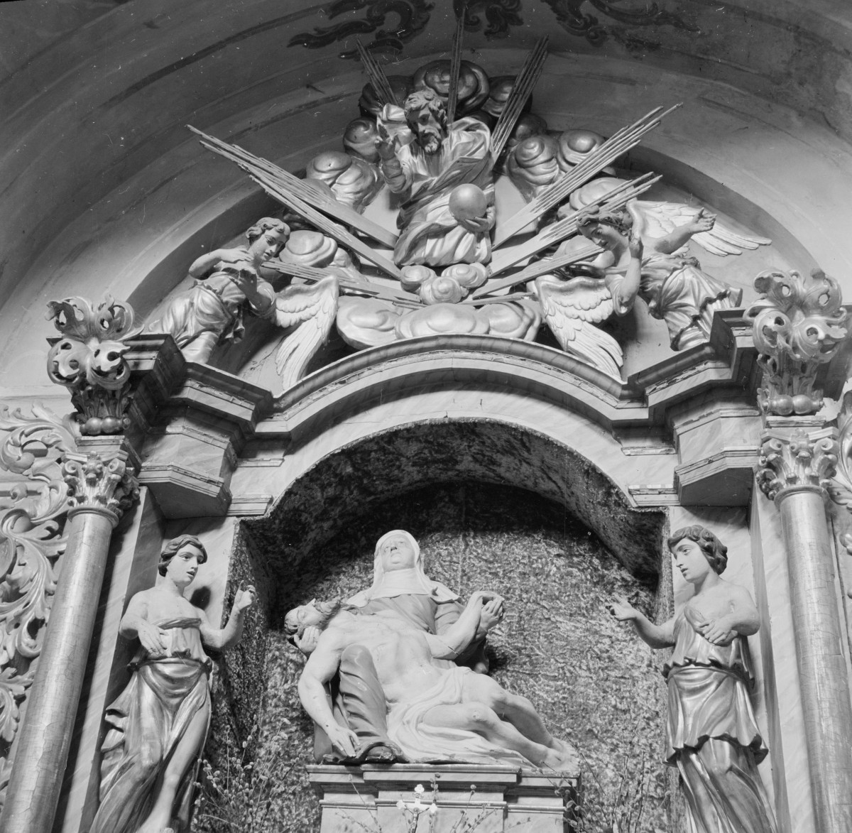 kościół bernardynów pw. św. Antoniego - ołtarz - Pieta, skan 1
