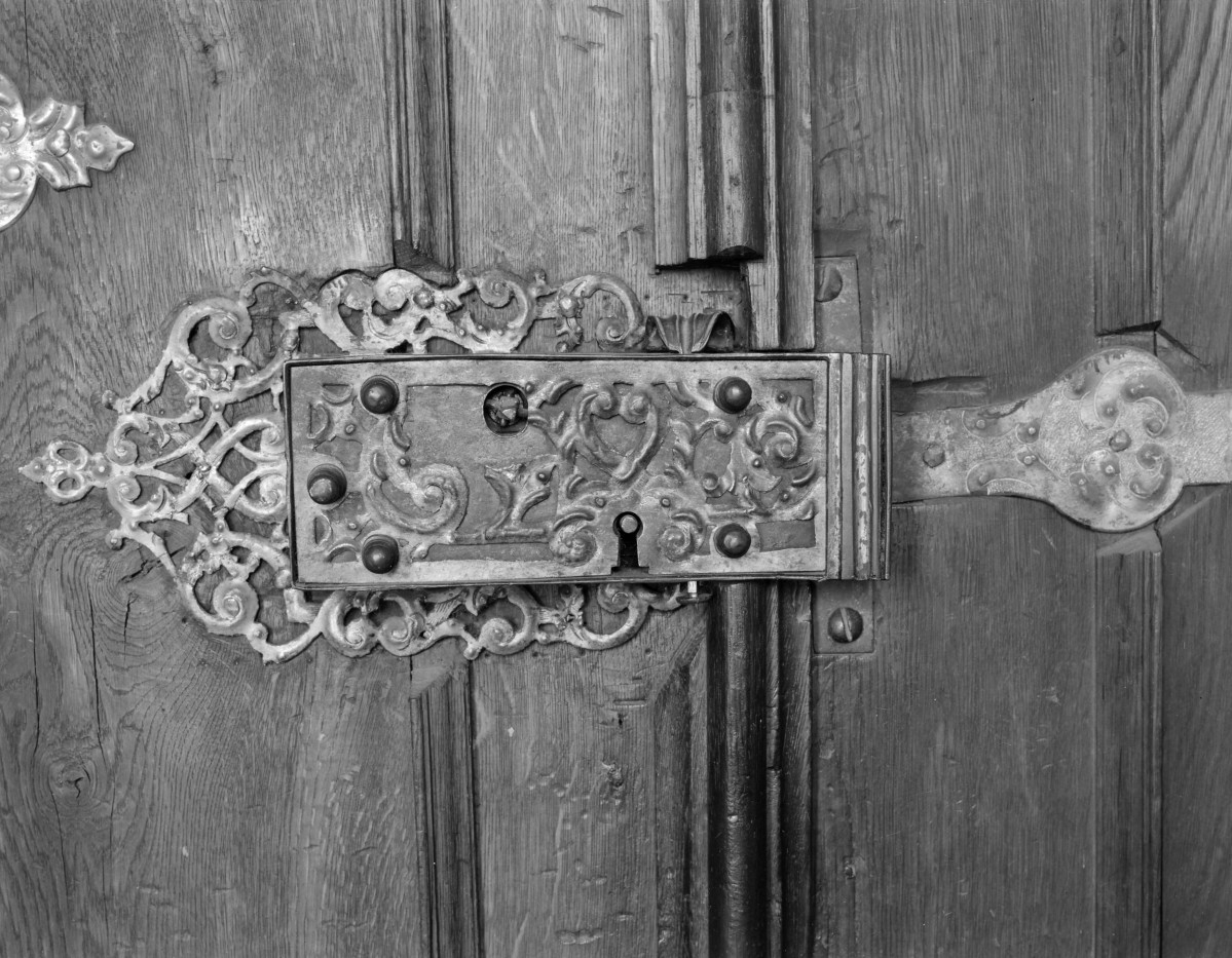 kościół, ob. parafialny pw. Wniebowzięcia Najświętszej Marii Panny - zamek u drzwi zakrystii, skan 1