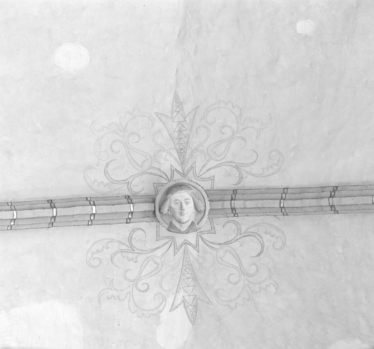 Kościół Wniebowzięcia Najświętszej Maryi Panny - wnętrze. Zwornik z wizerunkiem człowieka. Sklepienie nawy. Polichromia., skan 1