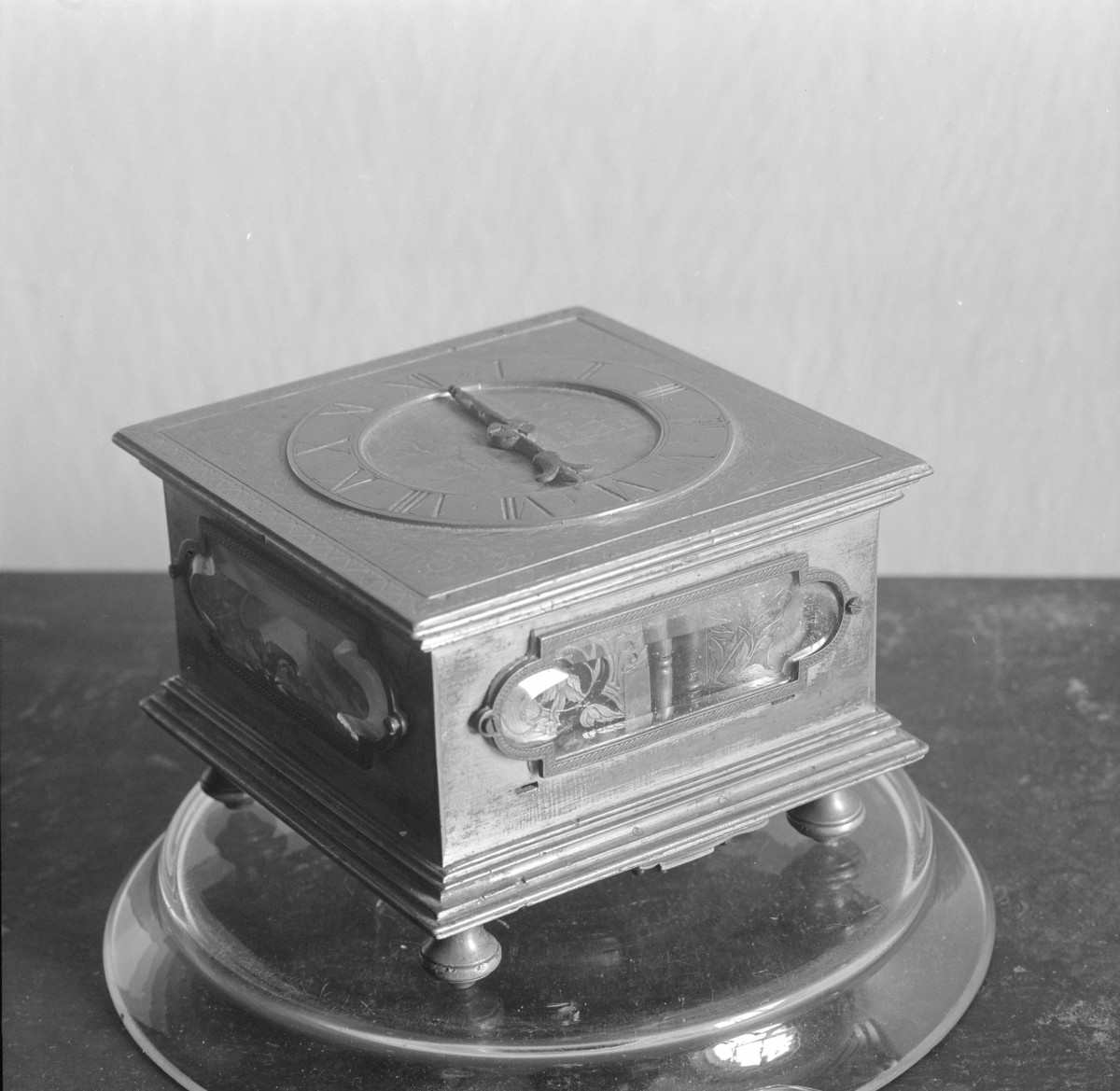 klasztor ss. Mniszek Benedyktynek - zbiory - zegar gdański z XVIII w., skan 1