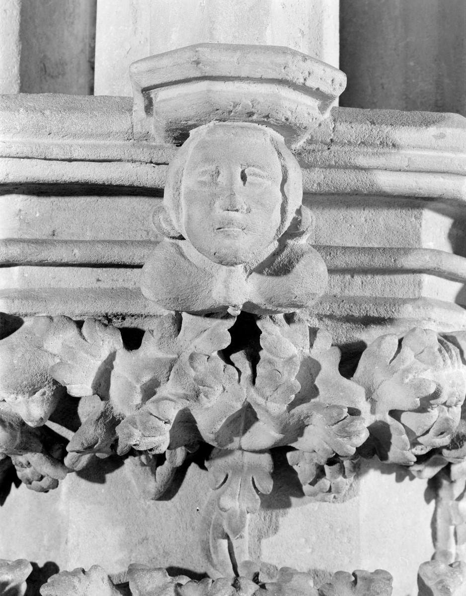 Stary Ratusz - wnętrze: wspornik z 2 połowy XV wieku. "motyw roślinny i głowa człowieka"., skan 1