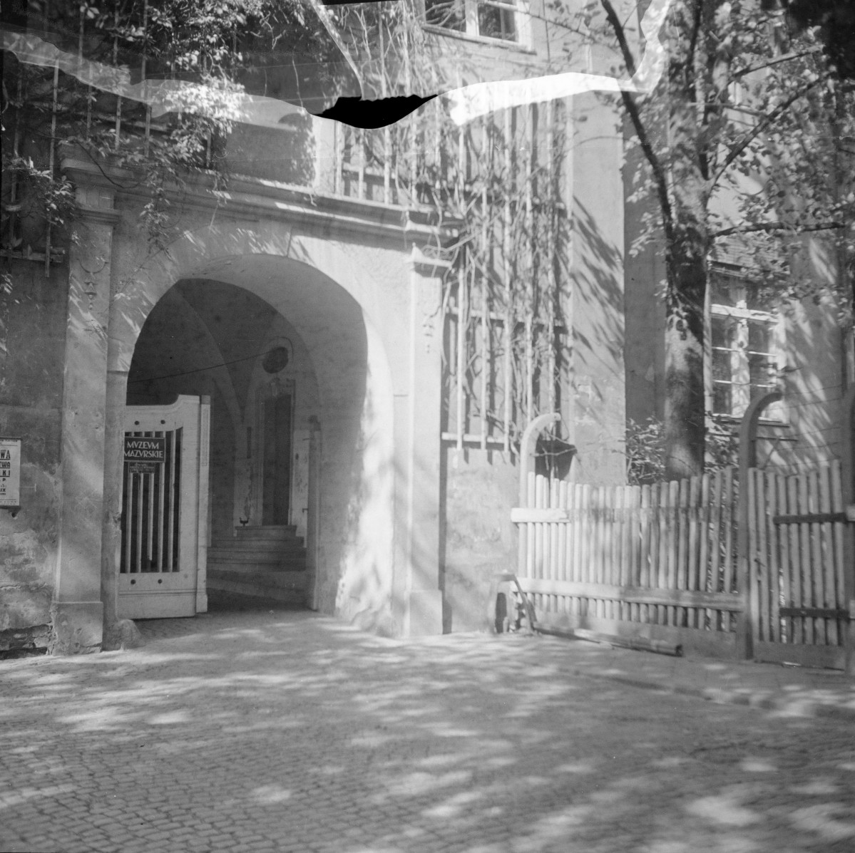 zamek kapituły warmińskiej, ob. Muzeum Warmii i Mazur - wejście, skan 1