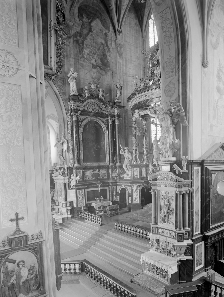 katedra św. Stanisława i św. Wacława - wnętrze, fragment ołtarza głównego, skan 1