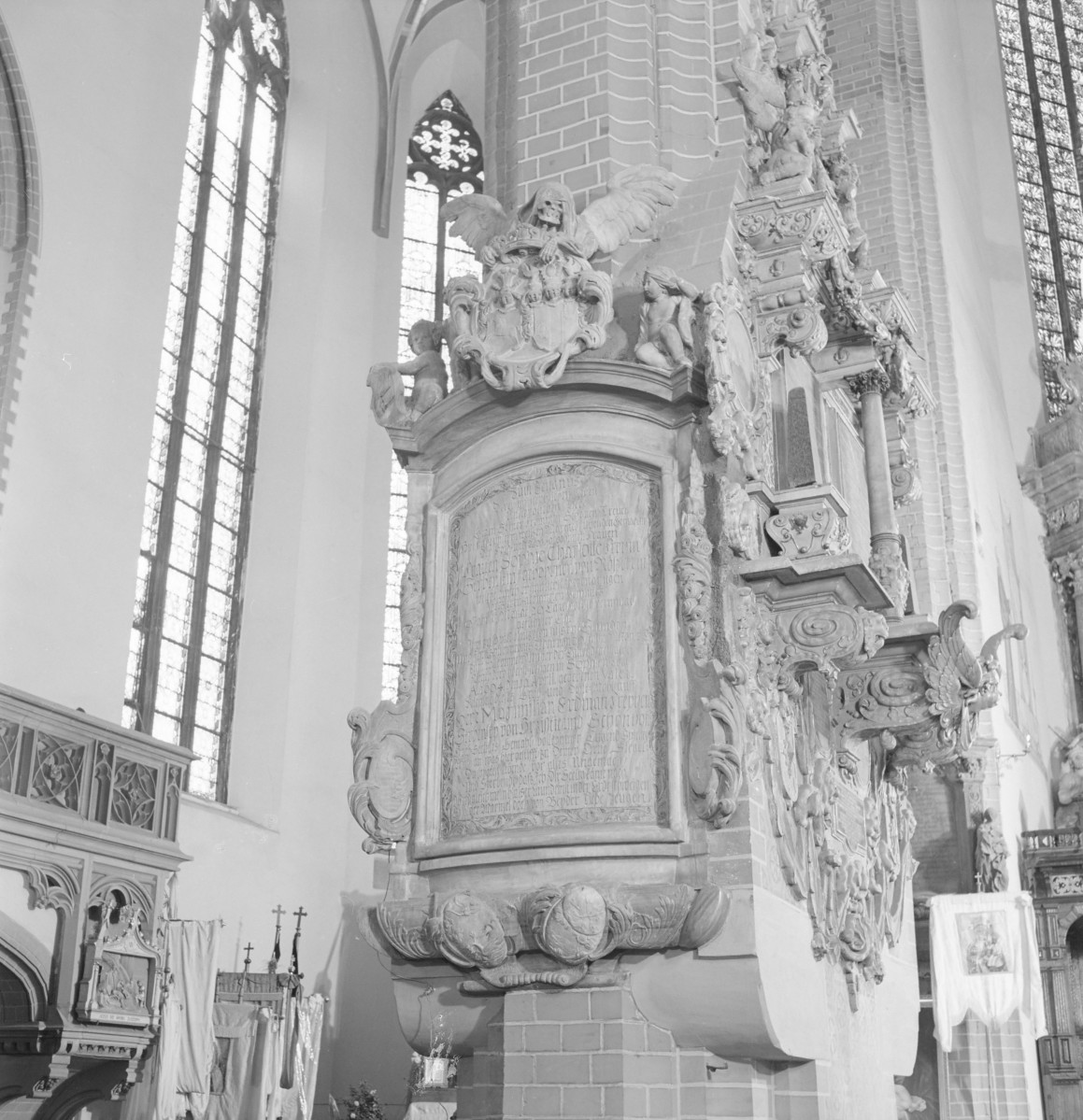 Katedra św. Apostołów Piotra i Pawła - wnętrze: epitafium, lewy filar w nawie głównej, skan 1