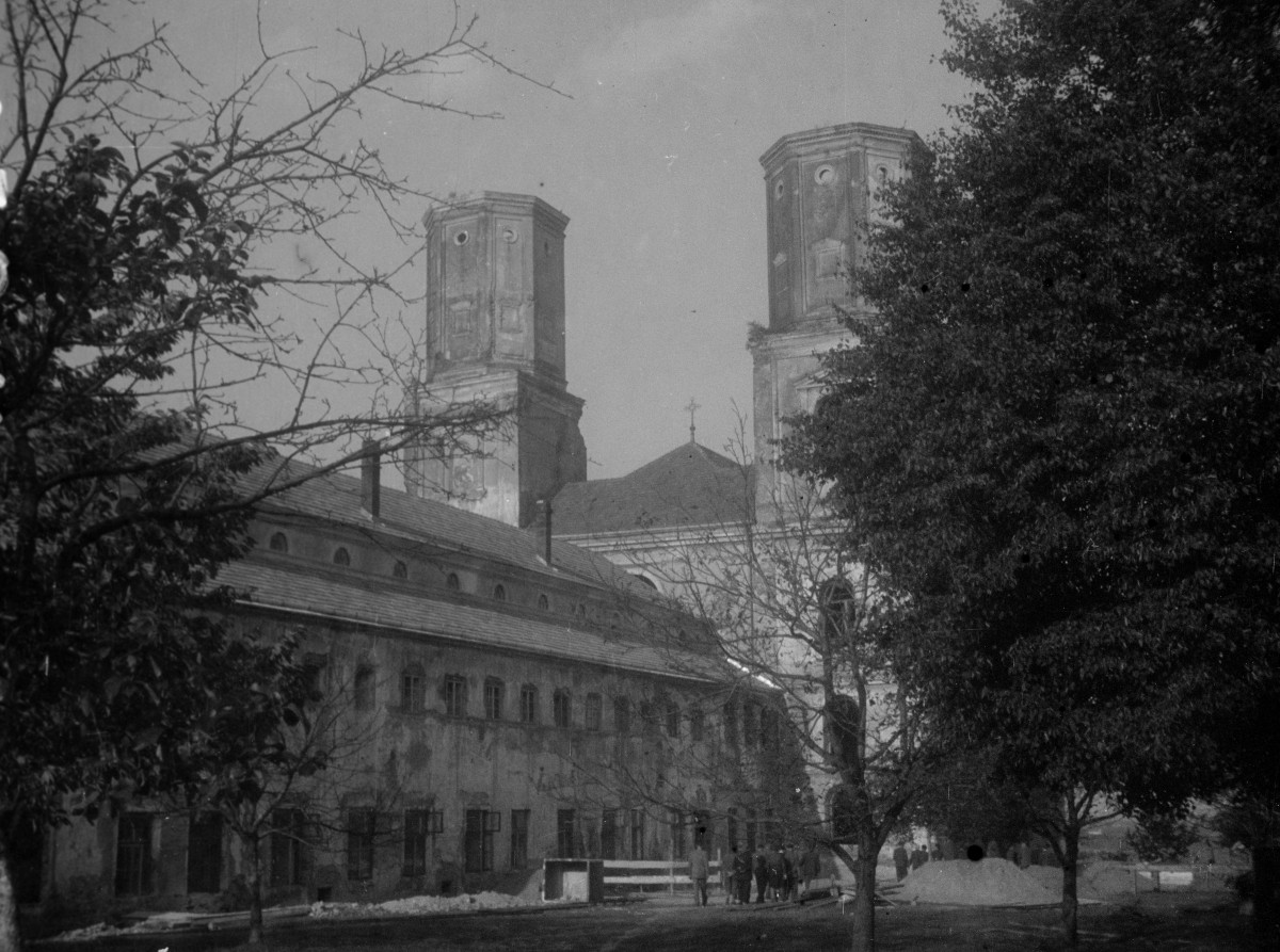 kościół św. Mikołaja - elewacja boczna, baszty, skan 1